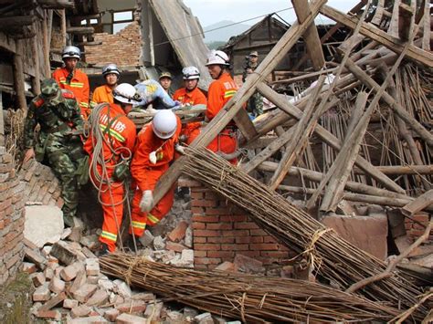 Sichuan earthquake leaves 203 dead and 11,500 injured as rescue teams ...