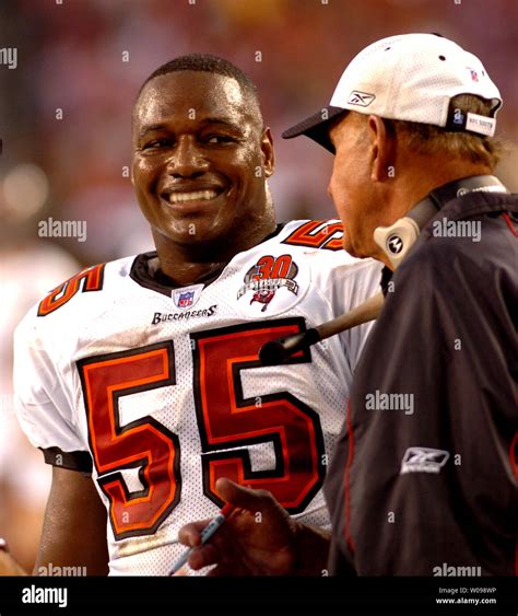 Derrick brooks buccaneers hi-res stock photography and images - Alamy