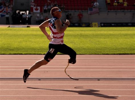 The First Prosthetic Leg Runner To Compete In Marathon