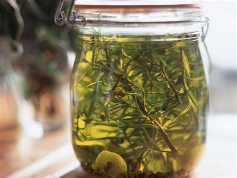 Rosemary Oil Recipe | EatSmarter