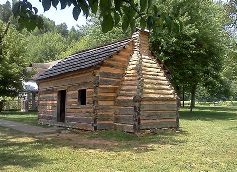 Lincoln's log cabins - Handmade Houses with Noah Bradley