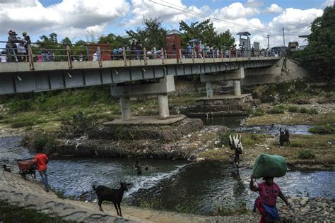 Dominican Republic partially reopens border with Haiti - Los Angeles Times