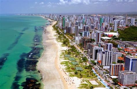 RECIFE IST EINE STADT, DIE DEM PULSIERENDEN LEBEN IN BRASILIEN AUSGESETZT IST