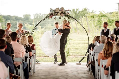 7 Vines Vineyard Wedding - the wamth of summer in a classic celebration