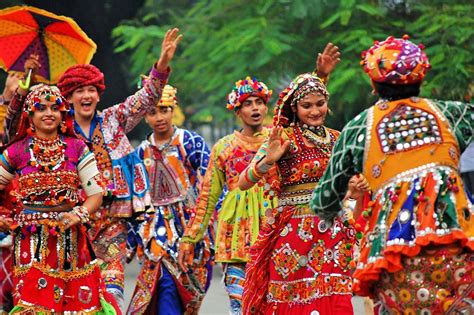 Plan Your Trip for Gujarat Navratri Occasion - Dance to the tunes of Garba & Dandiya!