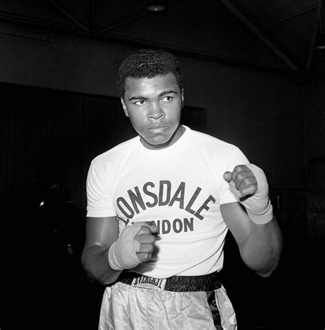 Four Seconds Of Boxing Glory: When Henry Cooper Fought Muhammad Ali In 1963 (Photos) - Flashbak