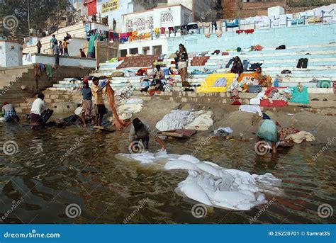 Pollution At The Ganges River Editorial Photo - Image: 25220701