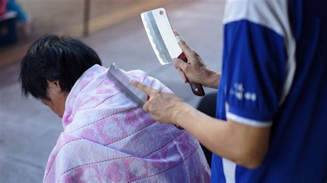 What It Really Feels Like to Get a Massage Using Real Knives