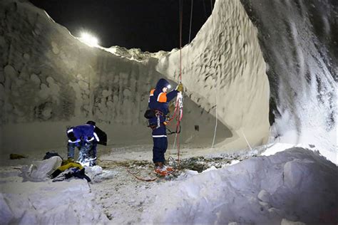 Inside the mysterious Yamal crater in Siberia - Frozen Pictures - Strange Sounds