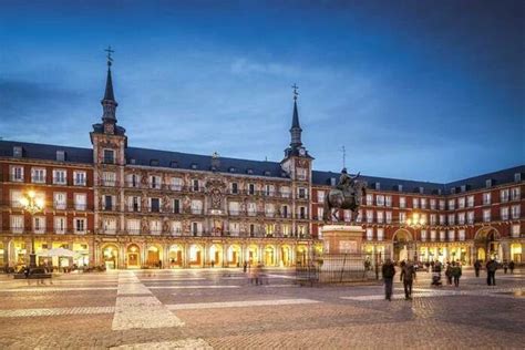 La Plaza Mayor de Madrid: Testigo de historias, encanto y gastronomía