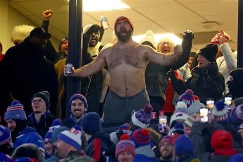 Jason Kelce rouba a cena no jogo dos playoffs do Chiefs-Bills em Buffalo