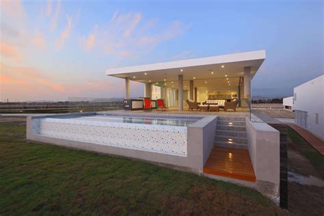 Urban Beach Home with Cantilevered Roof for Outdoor Shade | Modern House Designs