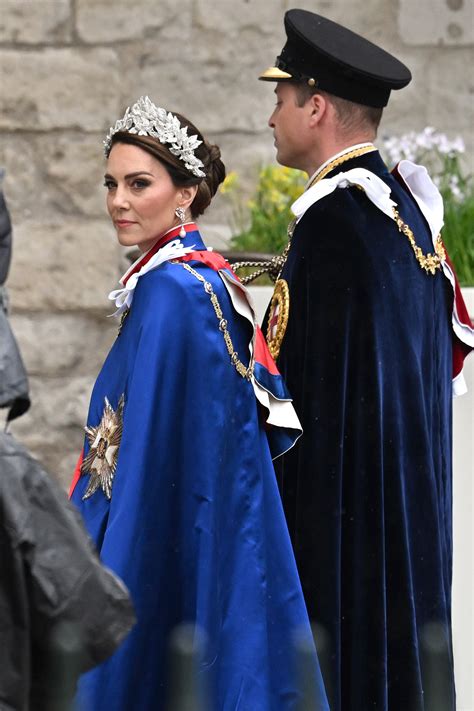 Anna Roberts Berita: Kate Middleton Coronation Dress Under Cape