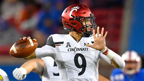 Desmond Ridder: Cincinnati Bearcats QB throws up on field vs. SMU