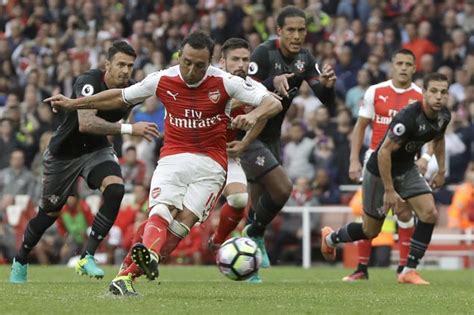 Arsenal playmaker Santi Cazorla set for surgery on injured ankle, to miss at least three months