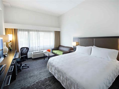 Pet-Friendly Princeton University Hotels with Indoor Pools in NJ | Holiday Inn Princeton