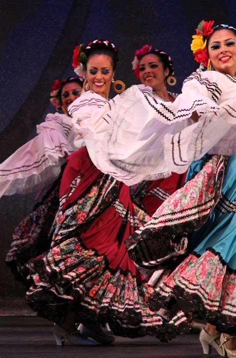 Sinaloa. Ballet Folklorico de Carlos Moreno. Photo courtesy of Ana Sornia Perez | Mexican costume