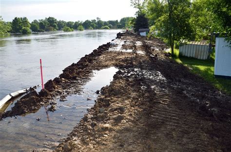 More evacuations in Minot as flood outlook worsens | MPR News