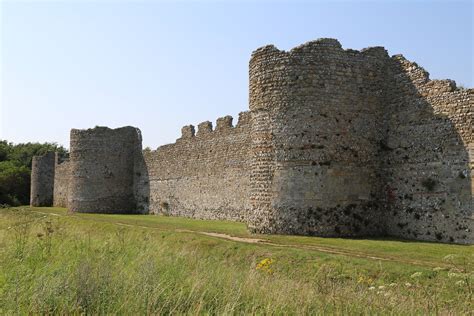 File:Portchester Castle D shaped towers.JPG