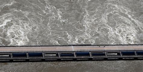 Floodwaters to surge to near historic levels along Mississippi River during early June