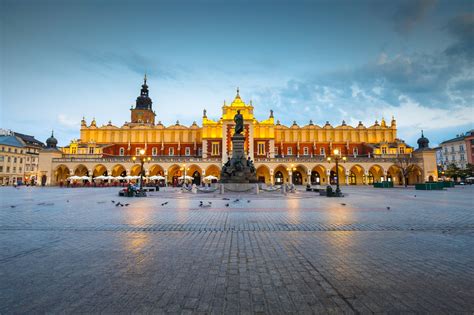 Sukiennice Cloth Hall - the heart of Cracow's old town | Old town ...