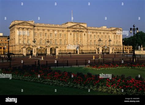 Buckingham palace garden flowers hi-res stock photography and images ...