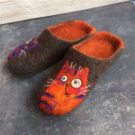 Felted lucky cats slippers for men Custom wool warm house | Etsy | Cat slippers, Funny slippers ...