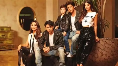 Shah Rukh Khan poses with Gauri, AbRam, Suhana and Aryan Khan in unseen pics | Bollywood ...