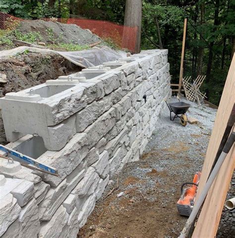 How To Build A Mortar-Free Wall With Interlocking Retaining Wall Blocks ...