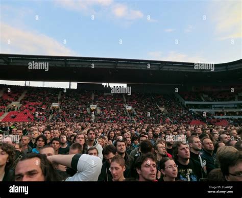 Football stadium crowd hi-res stock photography and images - Alamy