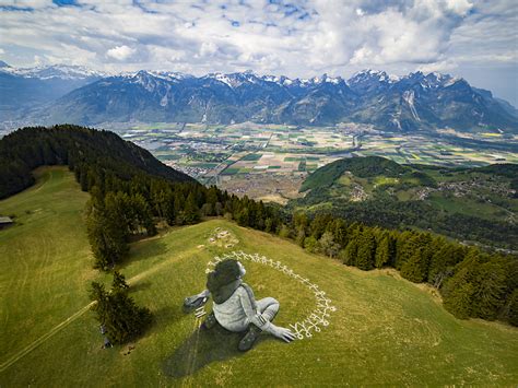 Saype présente une nouvelle fresque à Leysin | Radio Lac