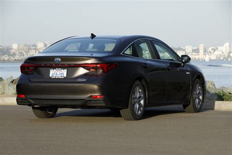 Toyota Avalon Hybrid Photos and Specs. Photo: Toyota Avalon Hybrid modern restyling and 17 ...