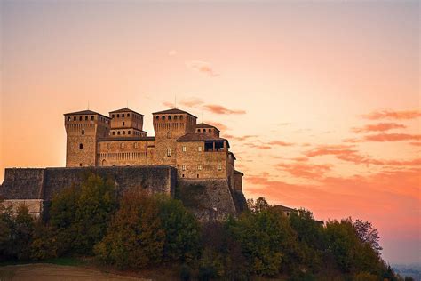 Torrechiara Castle | Castle, Beautiful places in the world, Most ...