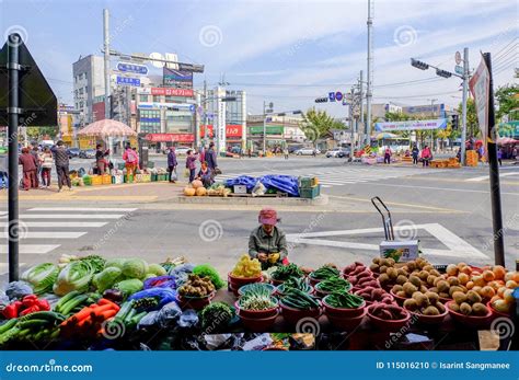 Traditional market editorial image. Image of people - 115016210