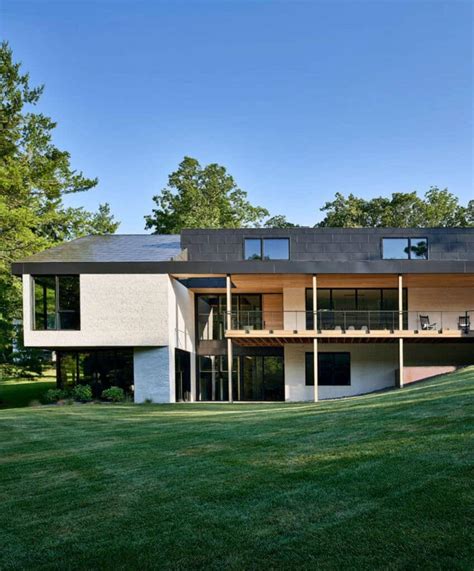 A fascinating modern home in Missouri on the edge of a woodland stream