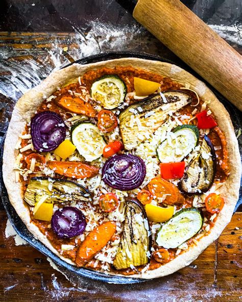Roasted vegetable pizza with roasted veggie sauce - by Familicious