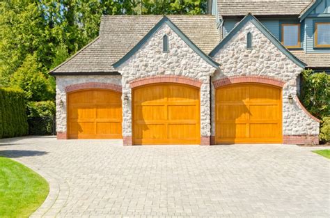 54 Cool Garage Door Design Ideas on Houses (With PICTURES)