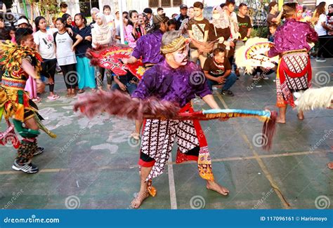 Kuda Lumping Dance editorial photo. Image of jaran, bamboo - 117096161