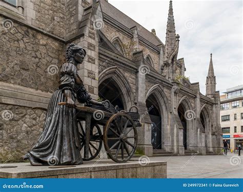 Molly Malone Statue in Dublin Ireland, an Iconic Landmark Editorial ...