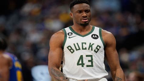 Thanasis Antetokounmpo is staying with Bucks