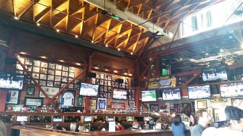 The Best Sports Bars in Los Angeles to Watch NFL and College Football - Eater LA