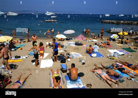 Saint tropez beach girls -Fotos und -Bildmaterial in hoher Auflösung ...