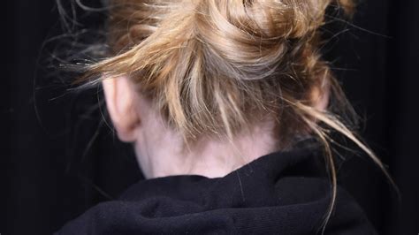 How to Do a Hair Knot: Dissecting the Fall Trend