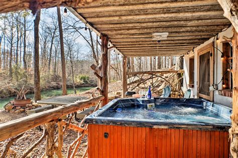 'The Treehouse Cabin' Creekside Home w/ Hot Tub! | Evolve