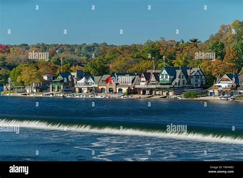 BOATHOUSE ROW SCHUYLKILL RIVER DOWNTOWN SKYLINE PHILADELPHIA PENNSYLVANIA USA Stock Photo - Alamy