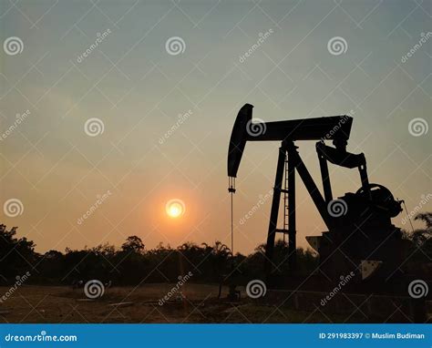 Silhouette of a Crude Oil Drilling Well Editorial Photography - Image ...