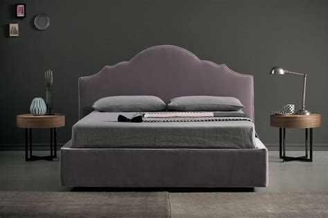 Hubert Hudson Anonimo Simile letto matrimoniale con testiera alta design Sindaco Spedire