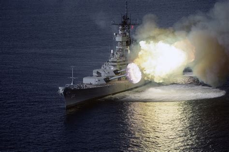 A perfectly-timed photo of the battleship USS Wisconsin firing her her ...