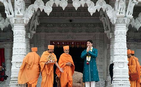 Justin Trudeau dons kurta, performs puja at BAPS Shri Swaminarayan Mandir in Toronto - Photos ...