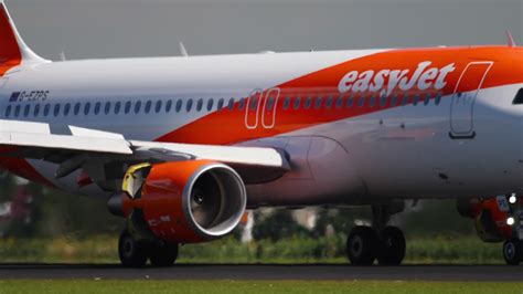 EasyJet Airbus A320 landing 8099163 Stock Video at Vecteezy